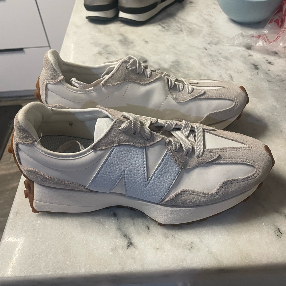 New balance 327 women’s size 8